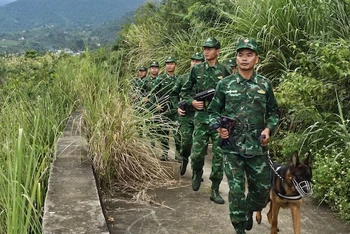 Cán bộ chiến sĩ Đồn Biên phòng Cửa khẩu Hoành Mô (Bình Liêu) trên đường tuần tra biên giới.
