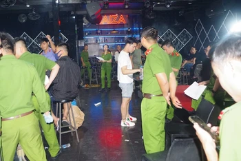 Công an huyện Vân Đồn bắt giữ nhóm đối tượng tổ chức sử dụng trái phép chất ma túy tại quán Pub ở thị trấn Cái Rồng, Quảng Ninh.