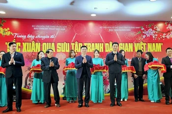 Các đại biểu cắt băng khai mạc triển lãm "Sắc Xuân qua sưu tập tranh dân gian Việt Nam".