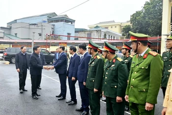 Đồng chí Nguyễn Xuân Thắng chúc Tết các đơn vị lực lượng vũ trang trên địa bàn huyện.