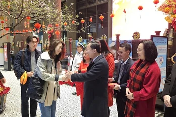 Chủ tịch Ủy ban nhân dân tỉnh Quảng Ninh Cao Tường Huy tặng hoa và lì xì Tết cho những du khách đầu tiên "xông" đất Hạ Long.
