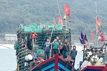 Các thuyền viên được Bộ đội Biên phòng Quảng Ninh cứu hộ thành công, đưa vào bờ an toàn.
