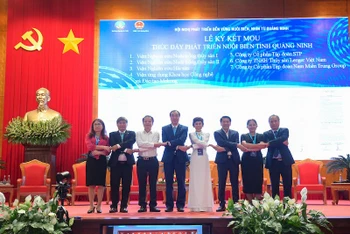 Ký kết biên bản ghi nhớ thúc đẩy nuôi biển của tỉnh Quảng Ninh giai đoạn 2024-2025 giữa tỉnh Quảng Ninh và 7 đơn vị.