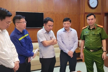 Lãnh đạo tỉnh Quảng Ninh và các lực lượng chức năng trực tiếp chỉ đạo công tác cứu hộ, cứu nạn.