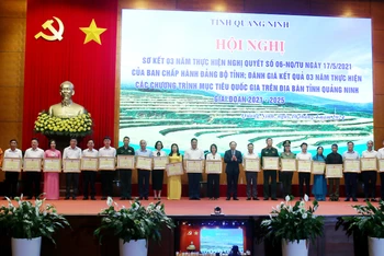 Các tập thể có thành tích xuất sắc được Ủy ban nhân dân tỉnh Quảng Ninh tặng Bằng khen.