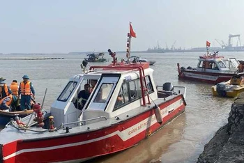 Lực lượng tìm kiếm cứu hộ, cứu nạn đưa nạn nhân thứ 3 lên bờ.
