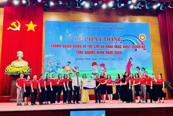 Đại diện các tổ chức, doanh nghiệp trao quà hỗ trợ cho các em học sinh tại buổi lễ. 