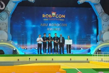 Đội tuyển Việt Nam 1 giành ngôi Á quân ABU Robocon 2024.