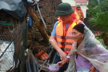 Lực lượng vũ trang huyện Tiên Yên giúp đưa nhân dân xã Đông Hải đến nơi an toàn.