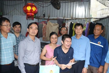 Lãnh đạo Công đoàn TKV thăm hỏi, động viên chị Hà Phương Chi, công nhân Công ty Than Quang Hanh có con trai bị bệnh bẩm sinh, nhà bị tốc hết mái do bão số 3. 