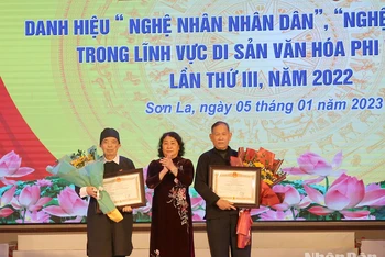 Lãnh đạo Ủy ban nhân dân tỉnh Sơn La chuyển trao danh hiệu vinh dự Nhà nước “Nghệ nhân Nhân dân” cho 2 cá nhân là "Nghệ nhân Ưu tú".