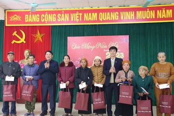 Đồng chí Lò Minh Hùng, Phó Bí thư Thường trực Tỉnh ủy Sơn La tặng quà Tết cho các gia đình chính sách xã Huy Bắc.