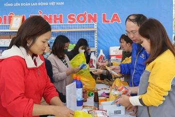 Cắt băng khánh thành chợ Tết công đoàn tại huyện Phù Yên, Sơn La.