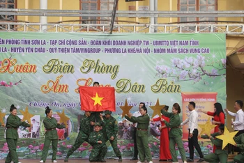Chương trình đã tặng cờ và ảnh Bác Hồ cho người dân xã biên giới Chiềng On.