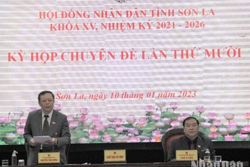 Chủ tọa điều hành kỳ họp chuyên đề lần thứ 10 Hội đồng nhân dân tỉnh Sơn La.