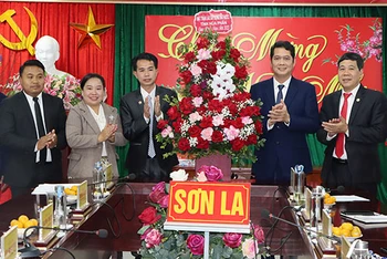 Lãnh đạo Ủy ban Mặt trận Tổ quốc Việt Nam tỉnh Sơn La cảm ơn đoàn công tác Mặt trận Lào xây dựng đất nước tỉnh Houaphanh sang chúc Tết.
