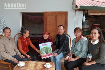 Chuyển trao quà Tết của Báo Nhân Dân cho Bà mẹ Việt Nam Anh hùng Đoàn Thị Diệp.