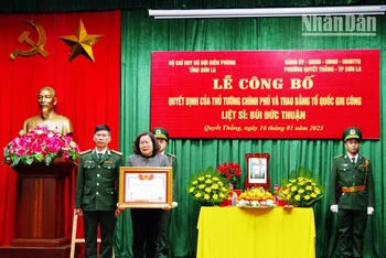 Lễ trao Bằng “Tổ quốc ghi công” cho thân nhân gia đình liệt sĩ Bùi Đức Thuận.