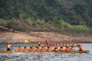 Lễ hội đua thuyền truyền thống trên sông Đà