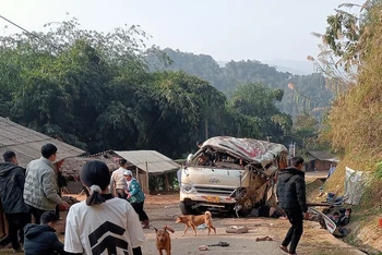 Lật xe khách ở Sơn La, ít nhất 3 người tử vong, nhiều người bị thương nặng