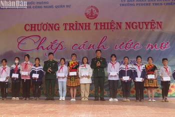 Đoàn công tác trao học bổng cho các em học sinh.