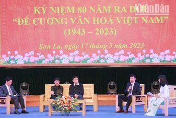Các đại biểu giao lưu, trao đổi về tầm vóc và ý nghĩa của “Đề cương về Văn hóa Việt Nam”.