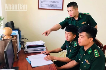 Các đồng chí sĩ quan trẻ của Đồn Biên phòng Mường Lèo, huyện Sốp Cộp nghiên cứu tiếng dân tộc qua các phần mềm trên máy tính.