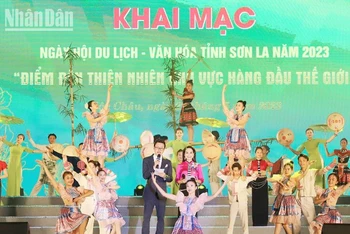 Chương trình văn nghệ tại lễ khai mạc ngày hội du lịch văn hóa tỉnh Sơn La.