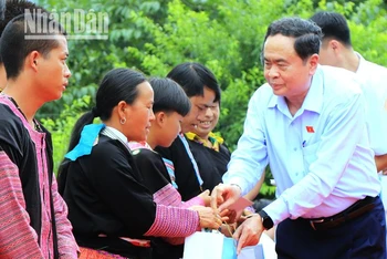 Đồng chí Trần Thanh Mẫn tặng quà cho các hộ nghèo tại huyện Mộc Châu. 