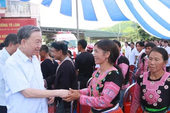 Bộ trưởng Tô Lâm thăm, tặng quà các hộ có hoàn cảnh đặc biệt khó khăn nhân dịp kỷ niệm 10 năm thành lập huyện Vân Hồ.