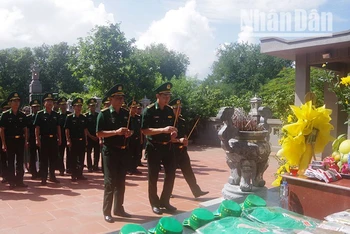 Cán bộ, chiến sĩ Bộ đội Biên phòng tỉnh Sơn La thắp hương tri ân tại Đài tưởng niệm các Anh hùng liệt sĩ khu vực Đồn Biên phòng Cửa khẩu Chiềng Khương.