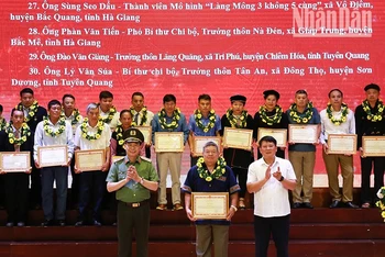 Lãnh đạo Bộ Công an, Tỉnh ủy Sơn La trao tặng Bằng khen và biểu dương các tập thể, cá nhân có thành tích xuất sắc.
