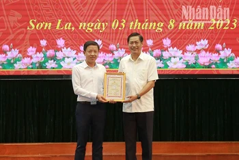 Đồng chí Bí thư Tỉnh ủy Sơn La trao giải chuyên đề cho Đài PT-TH tỉnh Sơn La.