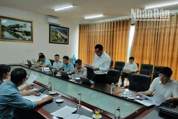 Đoàn kiểm tra, xác minh của huyện Mộc Châu làm việc với phóng viên Báo Nhân Dân.