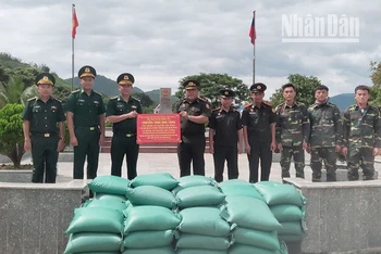 Đồn Biên phòng Phiêng Pằn chuyển trao 2 tấn gạo nếp cho Đại đội Biên phòng 213.