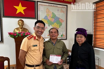 Đại úy Nguyễn Đình Viễn đã giúp vợ chồng ông H.V.T không bị kẻ xấu lừa đảo số tiền 400 triệu đồng trên không gian mạng.