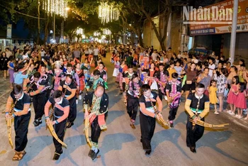 Vào đêm trước ngày Quốc khánh 2/9, tại khắp các tuyến đường khu trung tâm các huyện của tỉnh Sơn La đã diễn ra nhiều hoạt động đường phố với những màn trình diễn văn hóa, văn nghệ mang đậm bản sắc các dân tộc Tây Bắc.