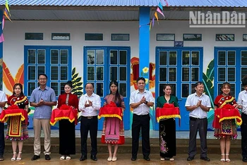 Các đại biểu cắt băng khánh thành Điểm trường mầm non, tiểu học bản Giạng Phổng, xã Ngọc Chiến, huyện Mường La, tỉnh Sơn La.