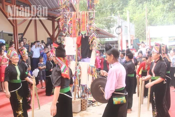 Phụ nữ dân tộc La Ha biểu diễn điệu múa truyền thống tại lễ hội Pang A của dân tộc mình. (Ảnh: Phan Thảo)