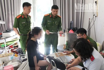 Lực lượng Cảnh sát kinh tế chủ trì, phối hợp Thanh tra Sở Y tế Sơn La tiến hành xử lý cơ sở thẩm mỹ TƯƠI SPA. (Ảnh: Cao Thiên)