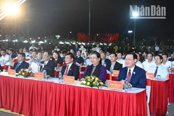 Chủ tịch Quốc hội Vương Đình Huệ cùng các đồng chí lãnh đạo, nguyên lãnh đạo Đảng, Nhà nước và các đại biểu dự lễ khai mạc Lễ hội cà-phê Sơn La. (Ảnh: Duy Linh)