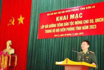 Đại tá Vũ Đức Tú, Phó Chính ủy Bộ đội Biên phòng tỉnh Sơn La phát biểu tại khai mạc lớp bồi dưỡng. (Ảnh: QUÀNG HÙNG)