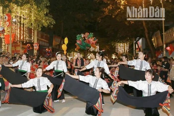Hoạt động biểu diễn nghệ thuật đường phố với nhiều tiết mục đậm bản sắc văn hóa các dân tộc huyện Phù Yên.
