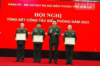 Đồng chí Đại tá Nguyễn Đình Huân, Chỉ huy trưởng Bộ đội Biên phòng Sơn La chuyển trao Bằng khen của Bộ Quốc phòng cho các tập thể.