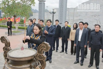 Phó Chủ tịch nước Võ Thị Ánh Xuân cùng đoàn công tác và lãnh đạo tỉnh Sơn La dâng hương Đền thờ Bác Hồ tại Quảng trường Tây Bắc. 