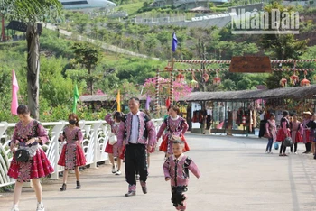 Thời điểm này, lượng khách du lịch đã tập trung đông tại các điểm, khu du lịch của Sơn La.