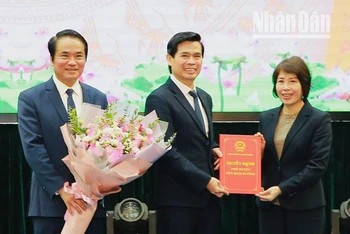 Đồng chí Nguyễn Thị Bích Ngọc, Thứ trưởng Kế hoạch và Đầu tư chuyển trao Quyết định của Thủ tướng Chính phủ phê duyệt Quy hoạch tỉnh Sơn La thời kỳ 2021-2030, tầm nhìn đến năm 2050 cho lãnh đạo tỉnh Sơn La.