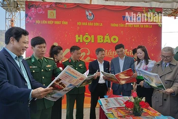 Các đại biểu tham quan gian trưng bày báo Xuân của các cơ quan báo chí Trung ương tại Hội báo Xuân Giáp Thìn tỉnh Sơn La 2024.