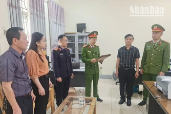 Cơ quan cảnh sát điều tra, Công an tỉnh Sơn La tống đạt các quyết định khởi tố bị can, đọc lệnh bắt tạm giam bị can Nguyễn Thanh Cường. 