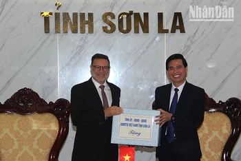 Lãnh đạo tỉnh Sơn La tặng quà Đại sứ đặc mệnh toàn quyền Australia tại Việt Nam Andrew Goledzinowski và đoàn công tác.